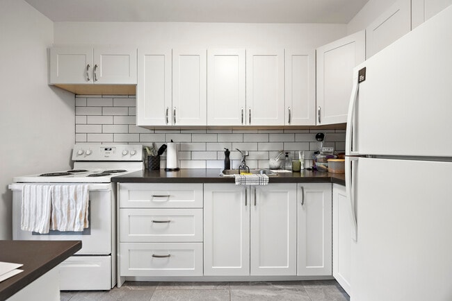 Building Photo - 30 Esterbrooke Avenue