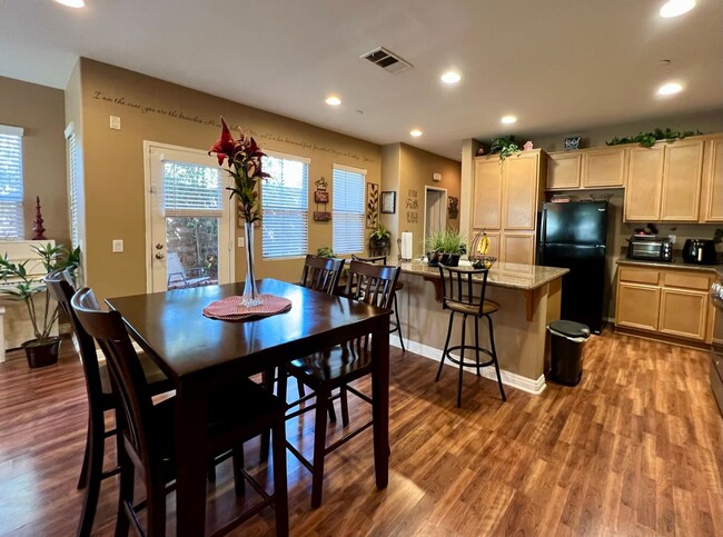 Building Photo - AMAZING TOWNHOME AVAILABLE IN A GREAT NEIG...