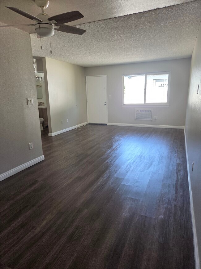 Foto del edificio - 553 Chatsworth Dr