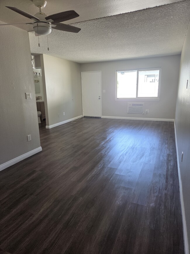 Building Photo - 553 Chatsworth Dr
