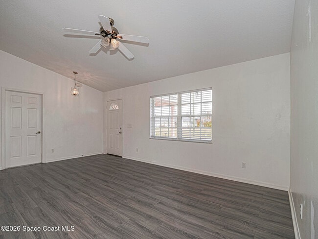 Foto del edificio - 483 Melrose Ln