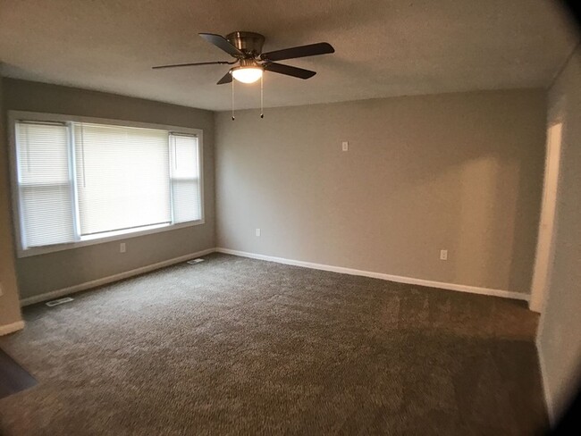 Building Photo - 3212 Howland Dr