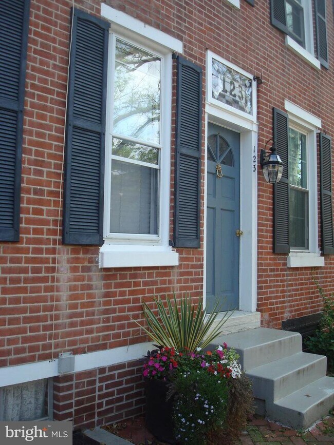 Building Photo - 123 S Church St