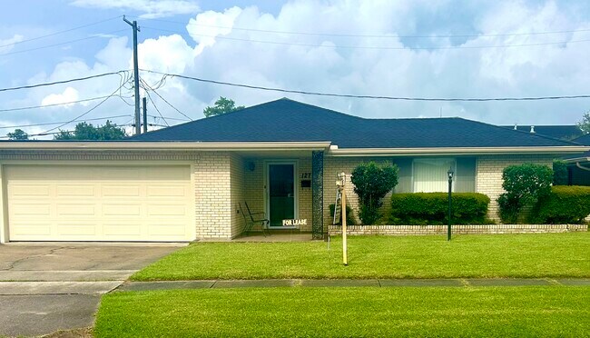 Foto del edificio - 127 Willow Dr