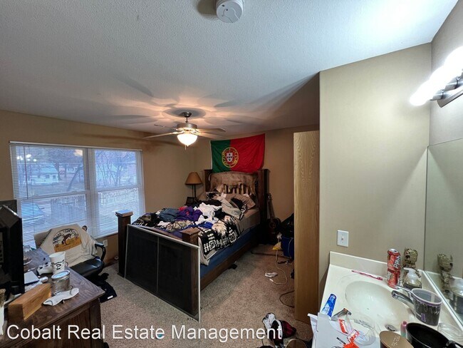 Building Photo - 5 br, 3.5 bath House - 924 Bertrand