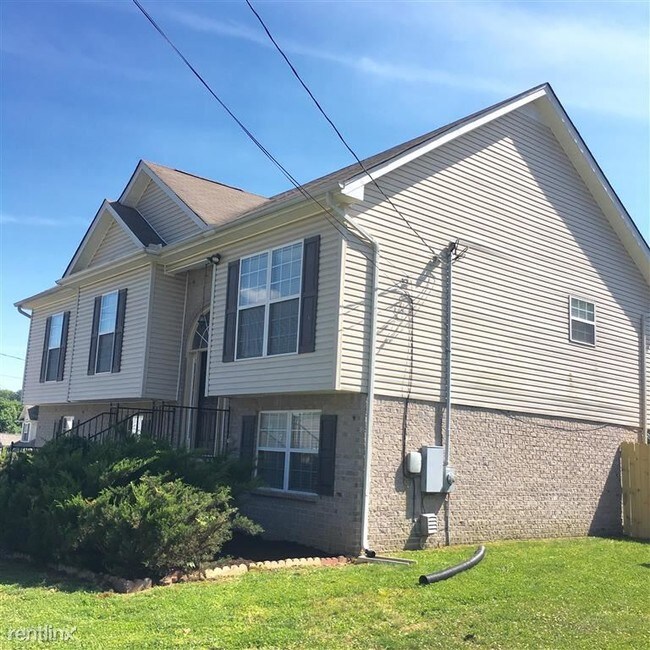 Foto del edificio - 5 br, 3 bath House - 300 School House Ct