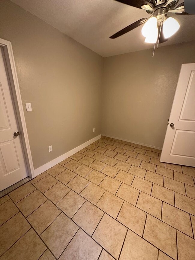 Building Photo - 3 Bedroom 2 Bath Single Family Home
