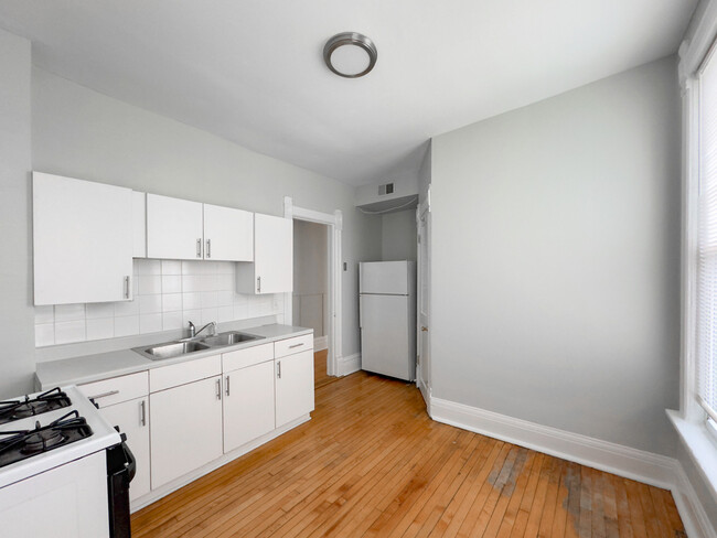 Building Photo - 1521 W Leland Ave