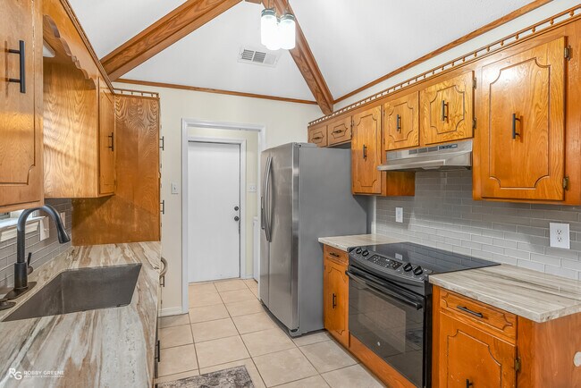 Building Photo - 5709 Bluebonnett Dr