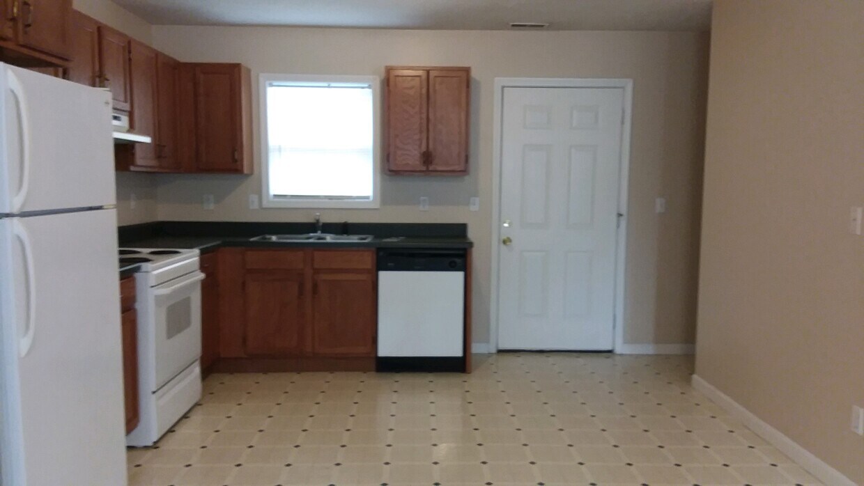 325 S Main St Unit 2, Harrisburg, IL 62946 Apartments in Harrisburg