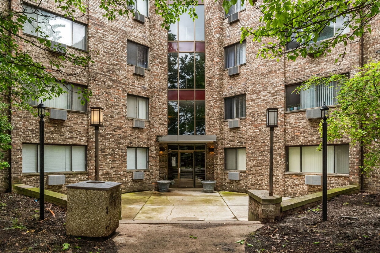 Primary Photo - 5306 N Cumberland Ave