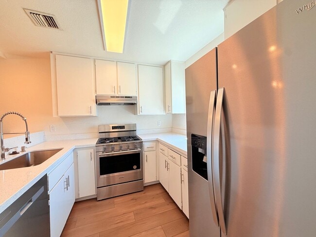 Building Photo - AVAILBLE NOW!!! Updated 2 Bedroom 2 Bathro...