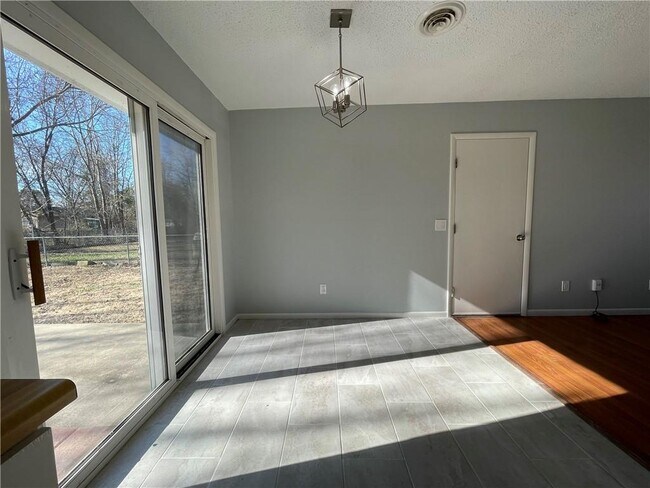 Building Photo - 1304 W Acorn Dr