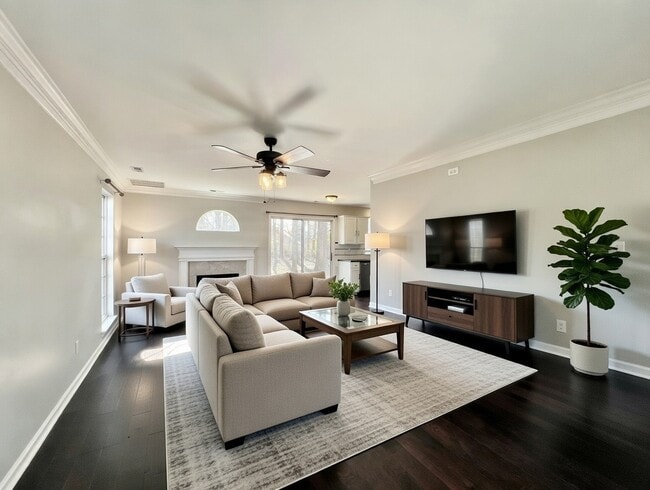 Building Photo - UPDATED, 4 Bedrooms!