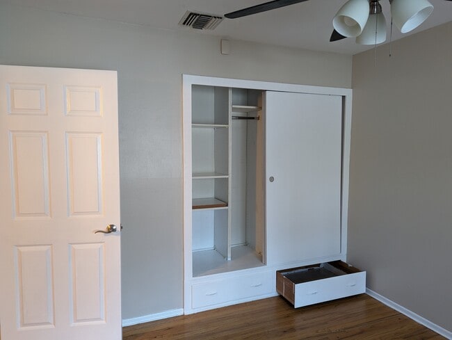 Foto del edificio - 16045 Leadwell St