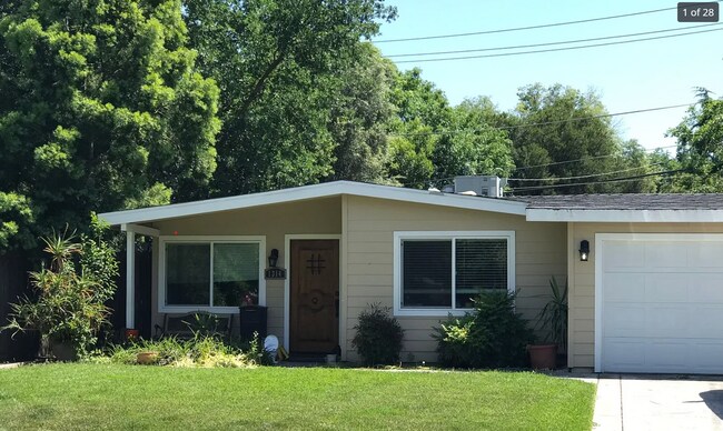 Foto del edificio - Applications are limited to individuals affiliated with the current tenants (roommate replacement...