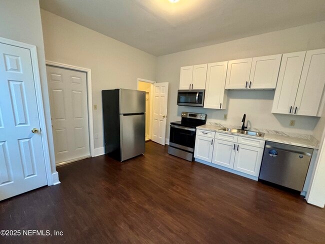 Building Photo - 2037 Myra St