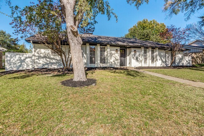 Foto del edificio - Stunning 4-Bedroom Home with Pool in Dallas