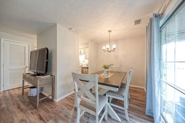 Building Photo - Super cute townhome-sleeps 4, with pool, w...