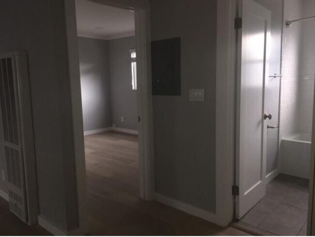 Building Photo - 1 bedroom in Oakland CA 94610