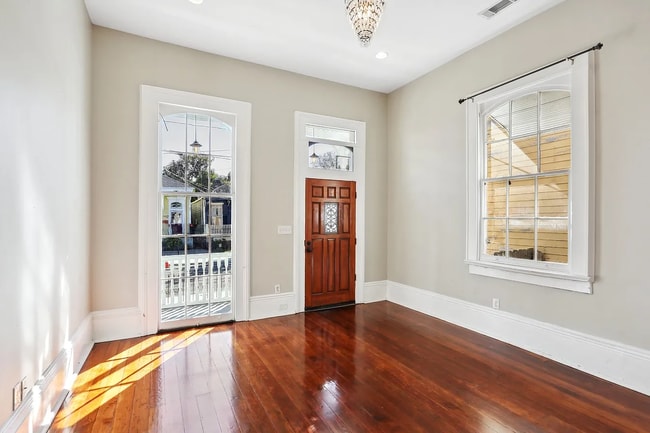 Building Photo - 2823 Baronne St
