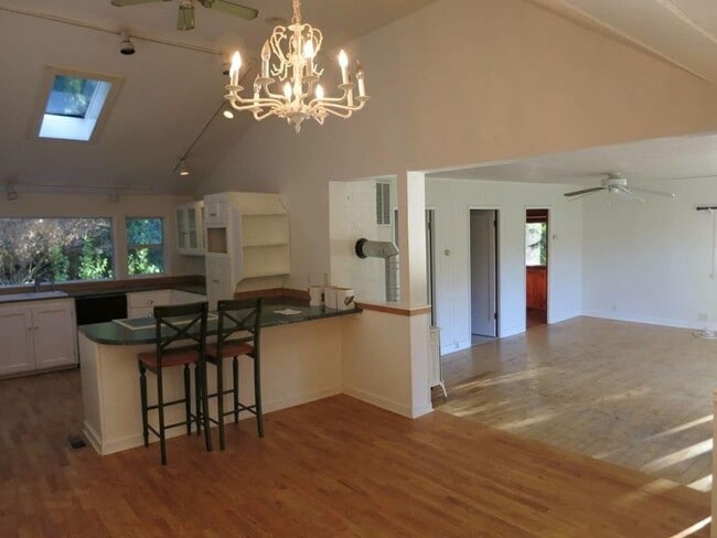 Building Photo - Quaint Cottage Feel Waterfront Home