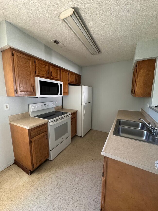 Building Photo - Three Bedroom Duplex in SW Columbia