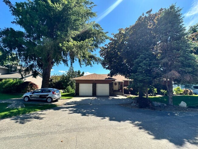 Building Photo - Stunning 3 Bedroom and 3 Bathroom Home, La...