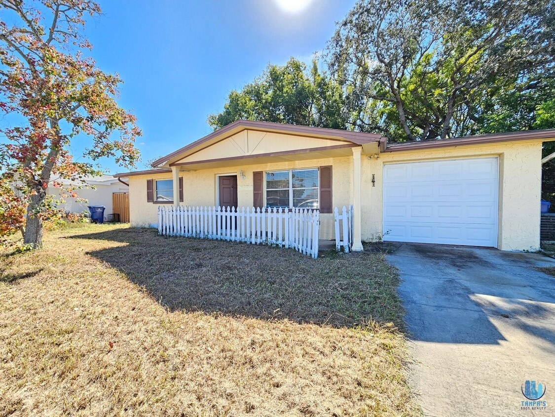 Foto principal - 2 Bed 1 Bath HOUSE with 1 Car GARAGE and L...