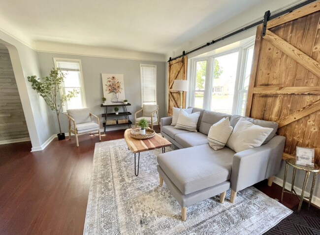 Foto del edificio - 8119 Covington Dr