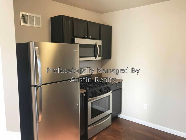 Building Photo - 1108 Irvington Ct