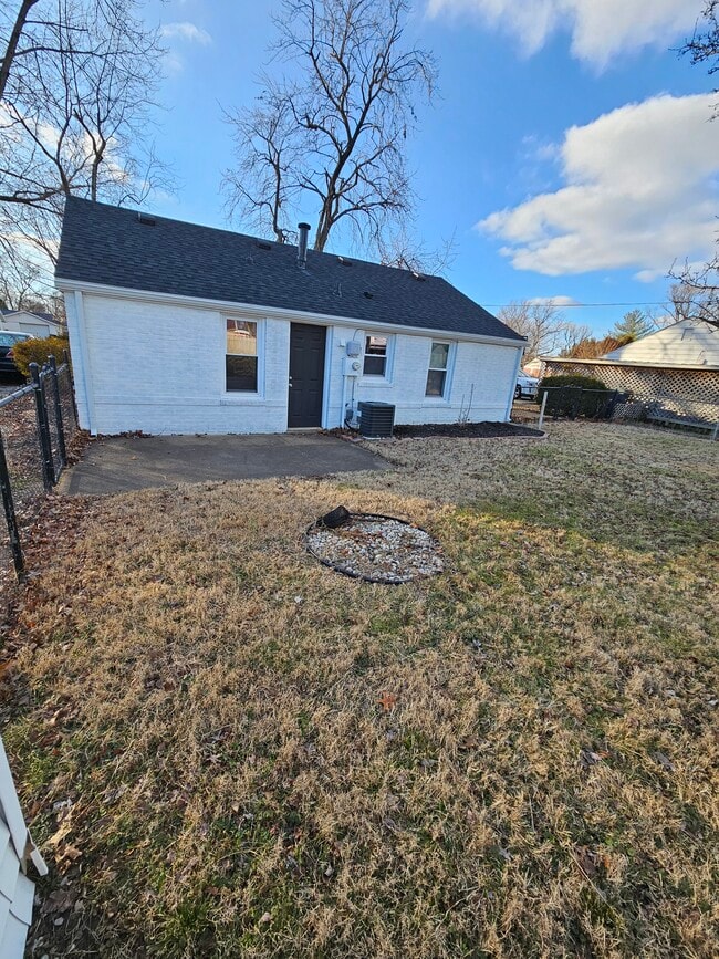 Building Photo - 118 S Kenmore Dr