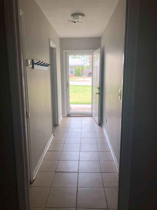 Building Photo - 4 Bedroom/2.5 Bath home in Daleville!