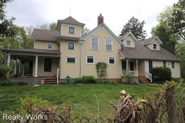 Building Photo - 4 br, 2.5 bath House - 4905 S 148th