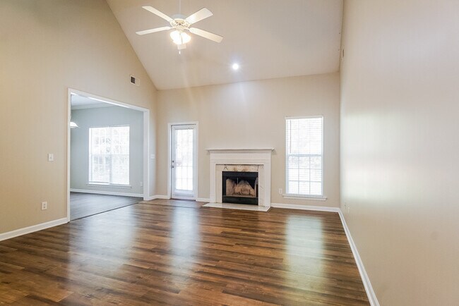 Foto del edificio - 325 Bedford Cir