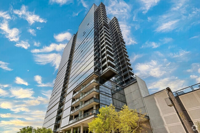 Building Photo - 860 W Blackhawk St
