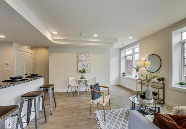 Building Photo - Stunning 2 Bed plus Den/ 2 Bath! New Const...