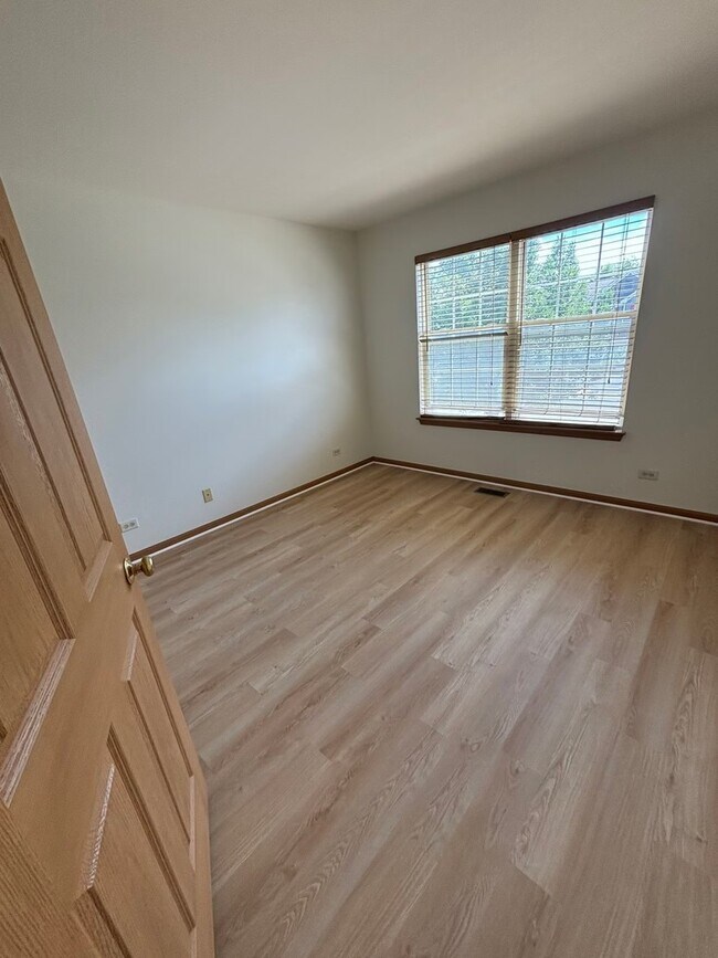 Building Photo - 2422 Golf Ridge Cir