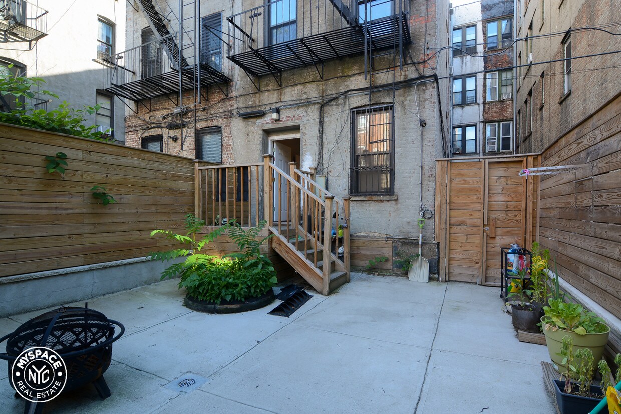 Primary Photo - 365 E 21st St