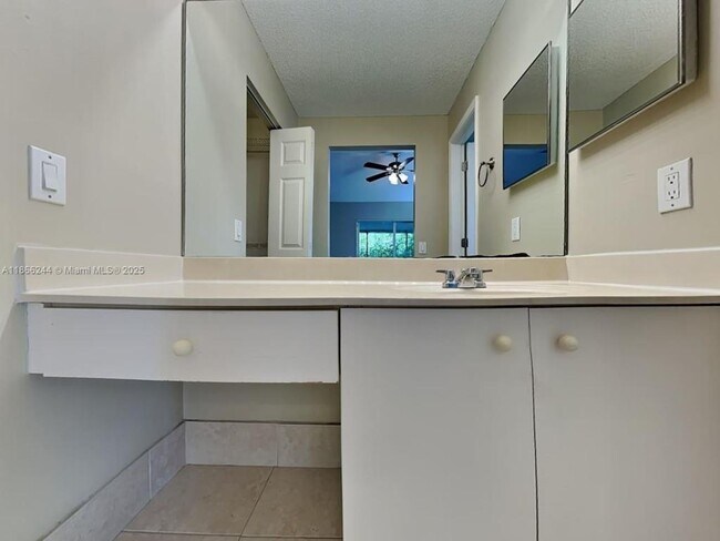 Foto del edificio - 1532 Salerno Cir