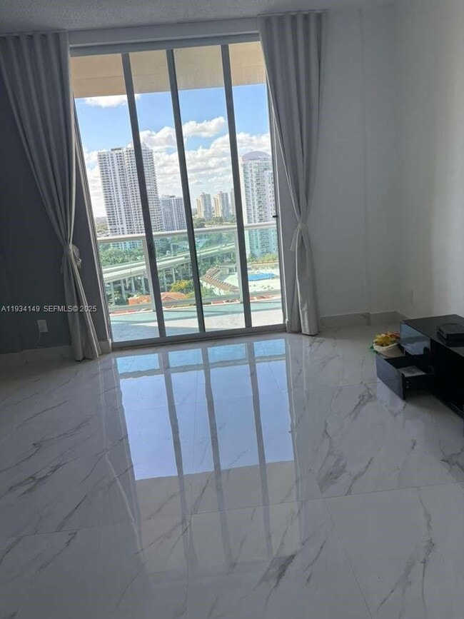 Foto del edificio - 19390 Collins Ave