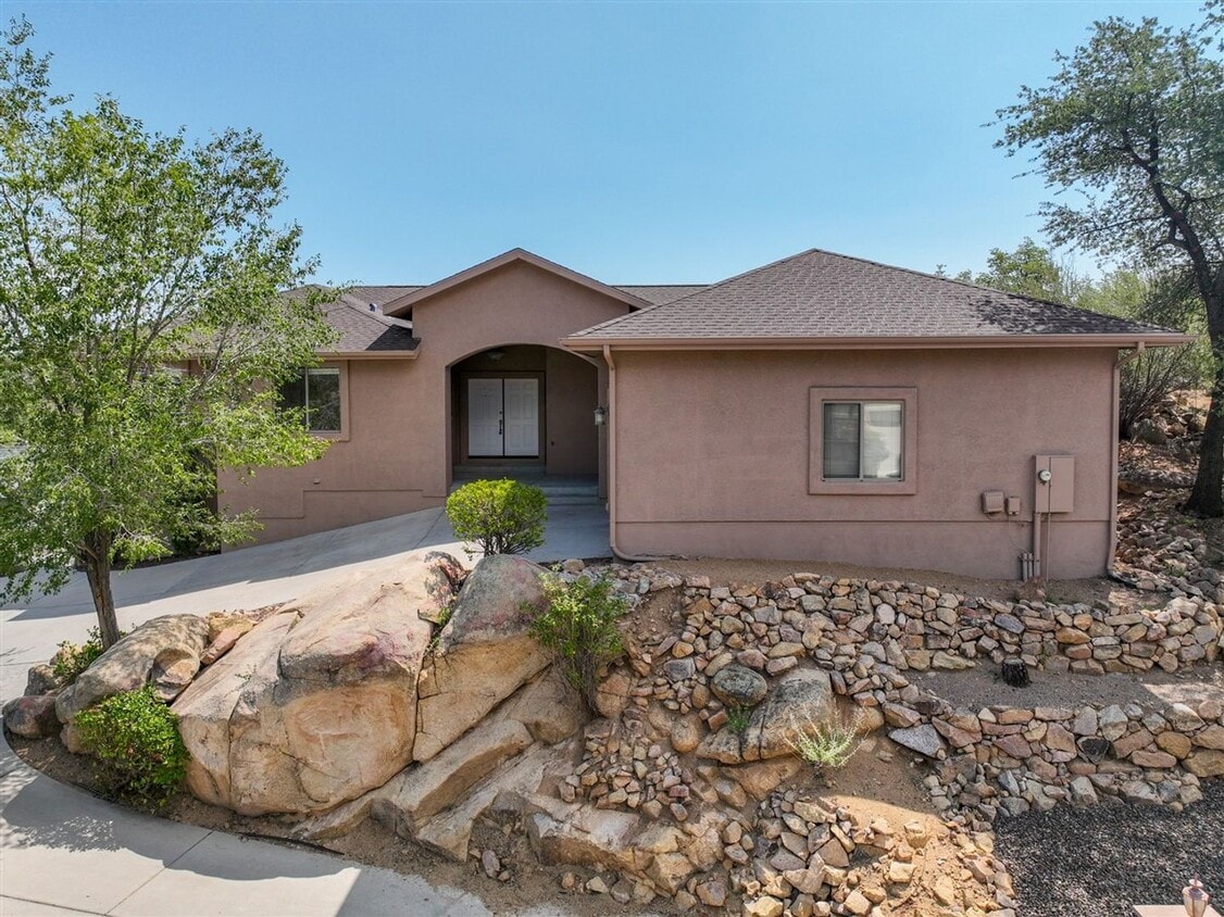Primary Photo - Large 4 bed, 3 bath home in Prescott for R...