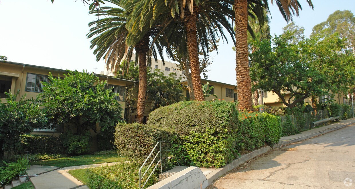 Foto del edificio - 6701-6707 1/2 Franklin Ave