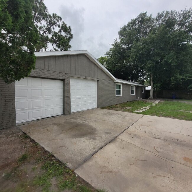 Building Photo - Nice 3/2 home in St Cloud available now . . .