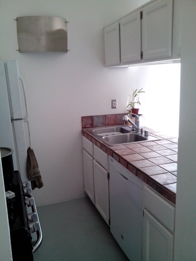 Foto del edificio - 10960 Ashton Ave