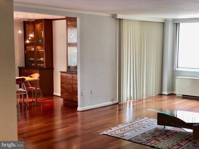 Foto del edificio - 3001 Veazey Terrace NW