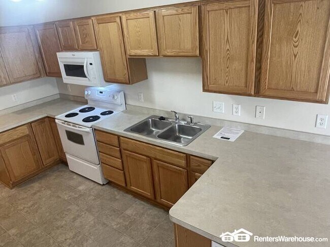 Building Photo - Awesome Townhouse 3 beds and 1.5 baths (No Pets) Showings on 10-27-25 make a appointment today!
