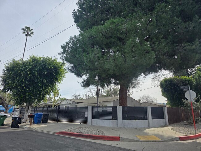 Foto del edificio - 18822 Hart St