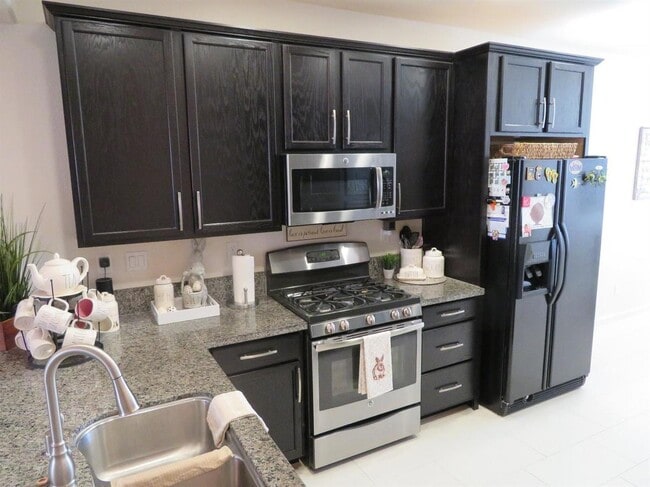 Building Photo - BRIGHT AND CLEAN 3 BED, 2 BATH, 1 STORY HOME IN ELK GROVE