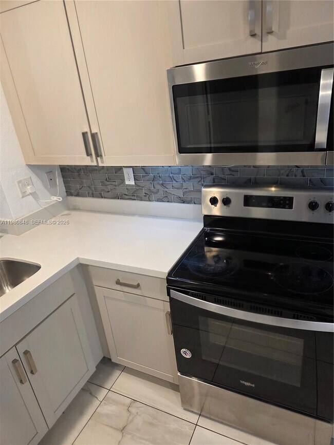 Building Photo - 600 NE 4th Ter